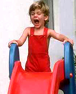 Ni�o jugando en un tobog�n